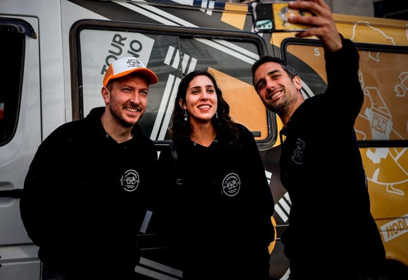 Los tripulantes de “La Bitcoineta”, Guadalupe Ares, con Federico Andragne y Agustin Geldres