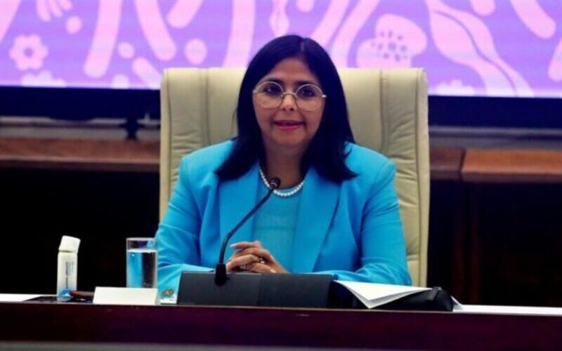 Delcy Rodríguez, vicepresidenta y ministra encargada de Finanzas durante una rueda de prensa e Cuba.
