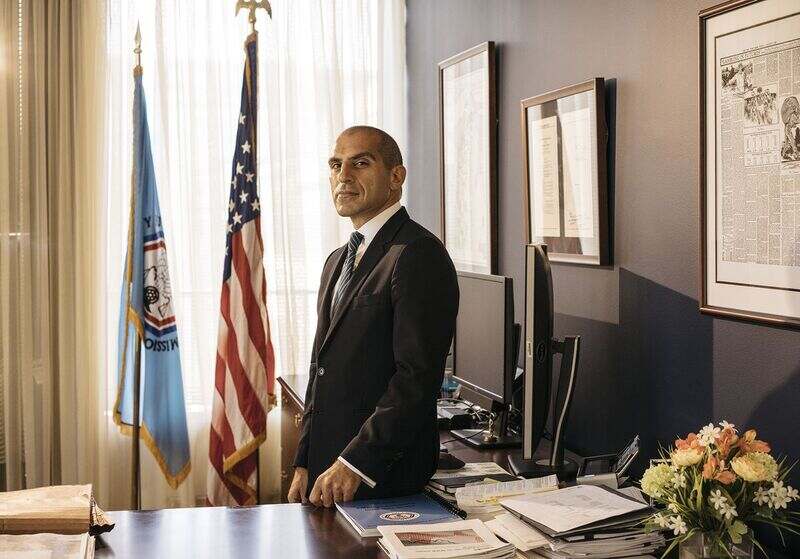 Rostin Behnam, Presidente de la CFTC afirma que esa agencia debe regular las criptomonedas.