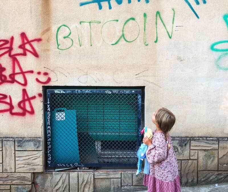Lily se encuentra actualmente en España donde ha iniciado sus estudios escolares.