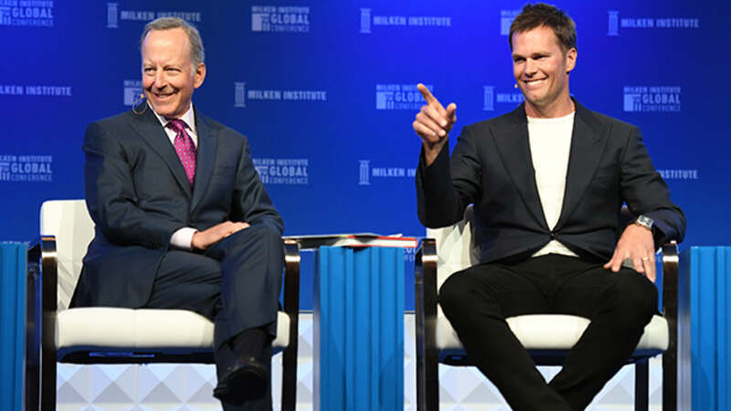 Tom Brady conversando con Jim Gray durante la Milken Institute Global Conference en Beverly Hills, California.