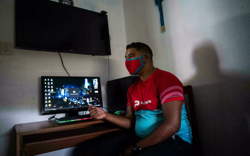 Zacary Egea es un ex policía que ahora trabaja en una empresa de deliverys mientras juega Plant Vs. Undead.