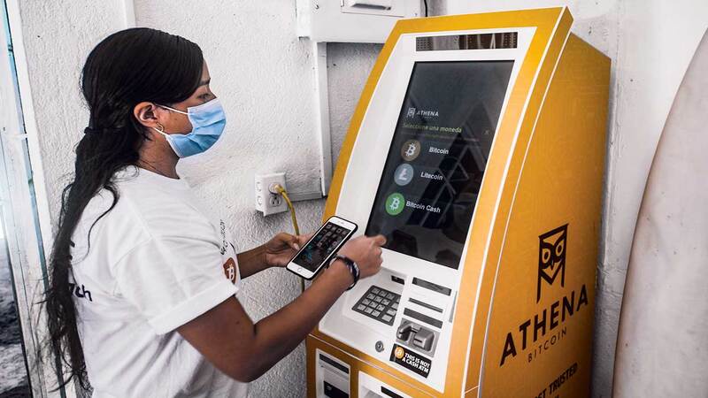 Los cajeros automáticos Athena Bitcoin son cada vez más comunes en las calles de El Salvador.