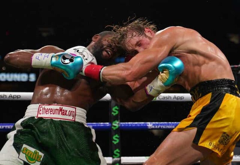 El boxeador Floyd Mayweather también promocionó a EMAX en una de sus peleas.