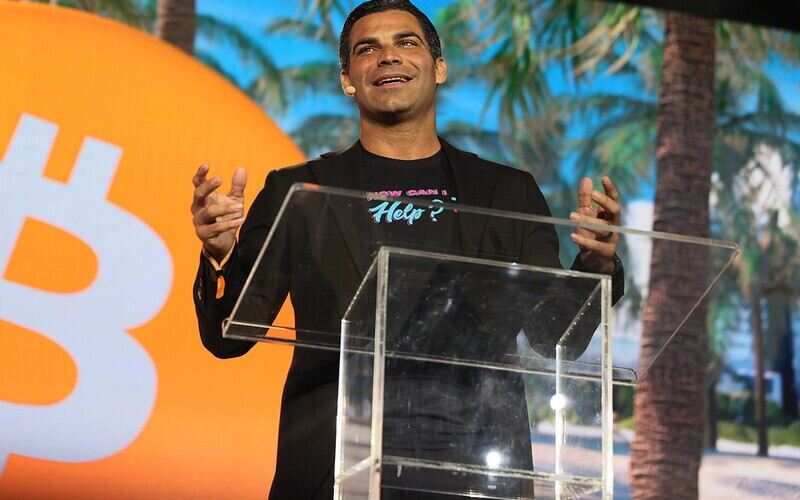 Alcalde de Miami habla de MiamiCoin, la primera criptomoneda creada por un gobierno local en EUA.
