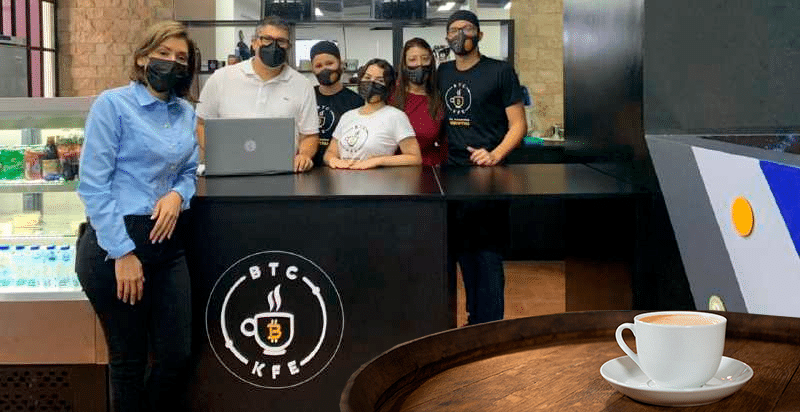 Carmen Salvador, CEO de Bitcoin Café y su Staff.