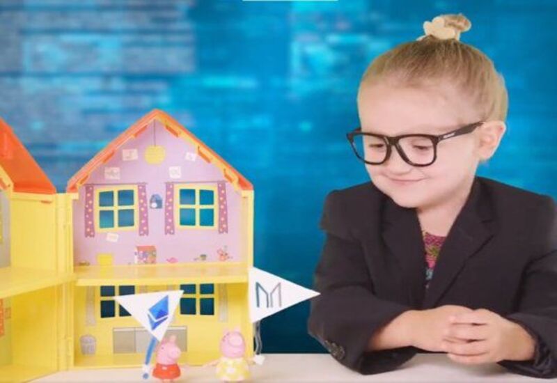 Lily usa sus juguetes de Peppa Pig para hablar de Ethereum y Bitcoin.