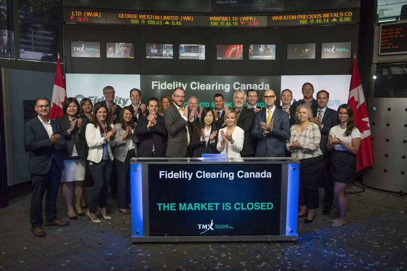 CEO’s de Fidelity Clearing Canadá cerrando el Mercado en la Bolsa de Valores de Toronto en 2019.