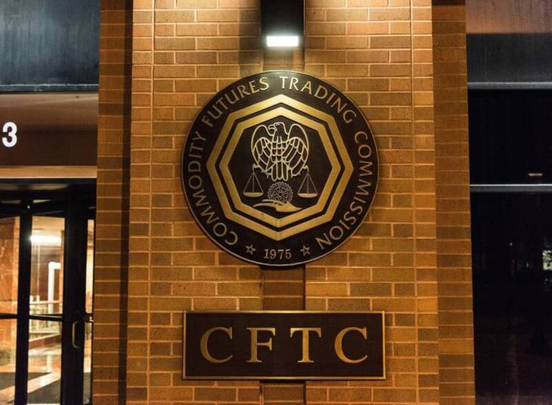 Escudo en la entrada de la Comisión de Negociación de Futuros de Productos Básicos de Estados Unidos (CFTC).