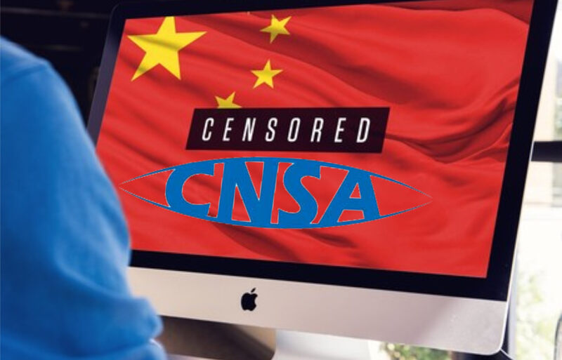 La Asociación de Servicios de Netcasting de China censura todo contenido relacionado con criptomonedas. Composición gráfica con el logo de la CNSA y un ordenador Apple con símbolos de censura.