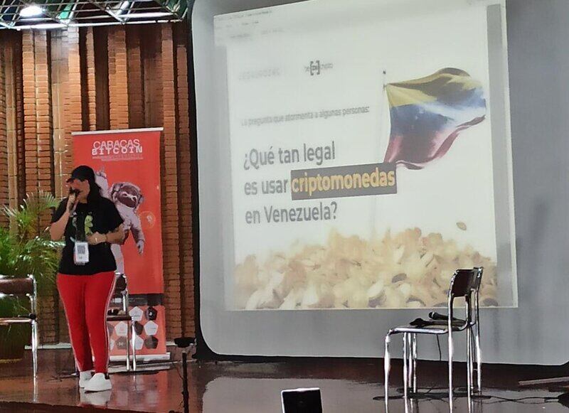 La Abogada Ana Ojeda y co-organizadora del Caracas Bitcoin Experience durante su ponencia