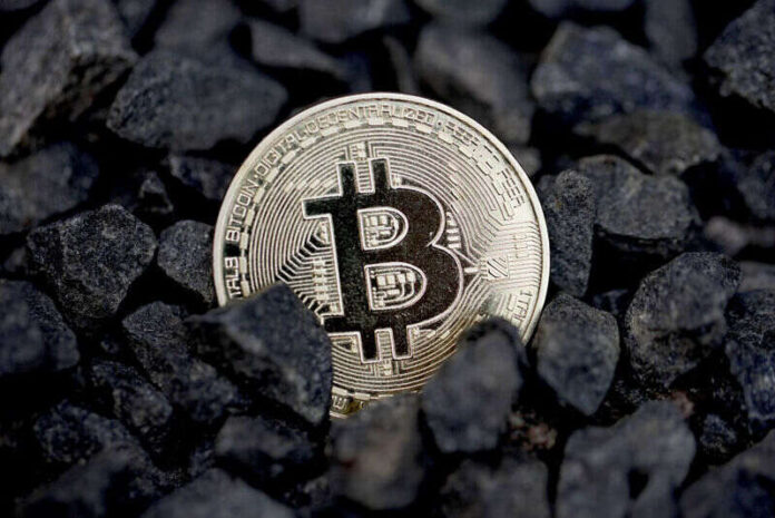 Precio de Bitcoin cae mientras aumenta su dificultad de minería.