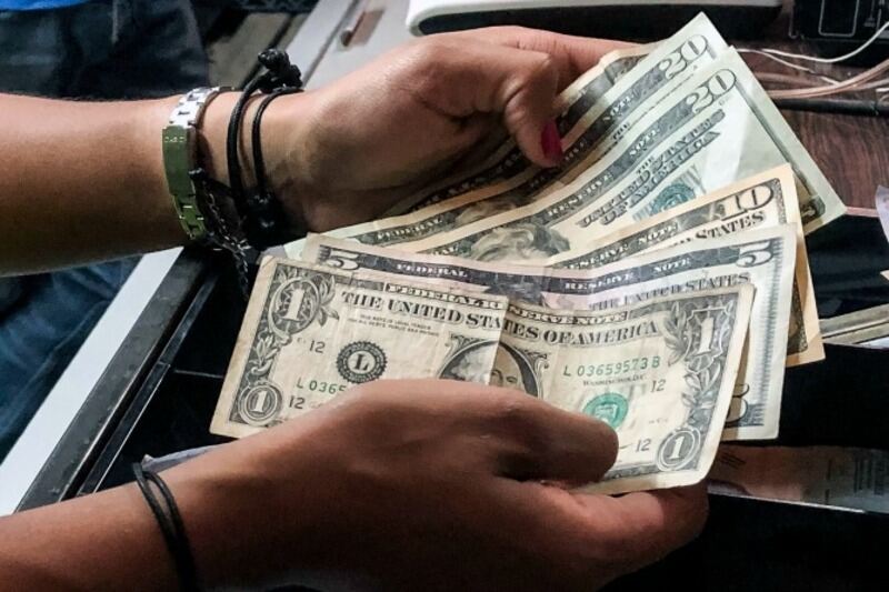 Este nuevo impuesto buscaría frenar la dolarización.