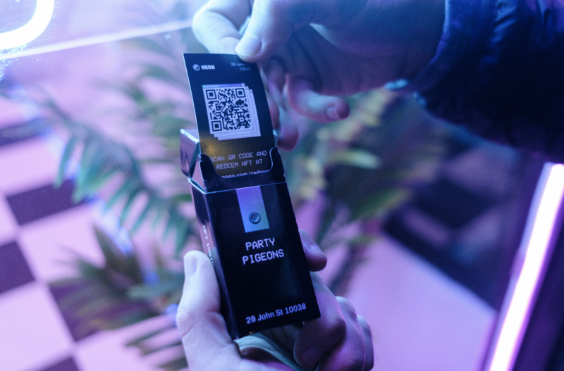 Para acceder al NFT seleccionado se debe buscar el código QR dentro de una caja.