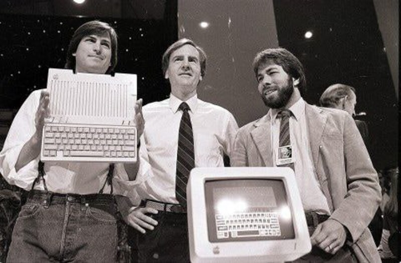 Steve Jobs, Ronald Wayne y Steve Wozniak fundaron Apple en 1976.