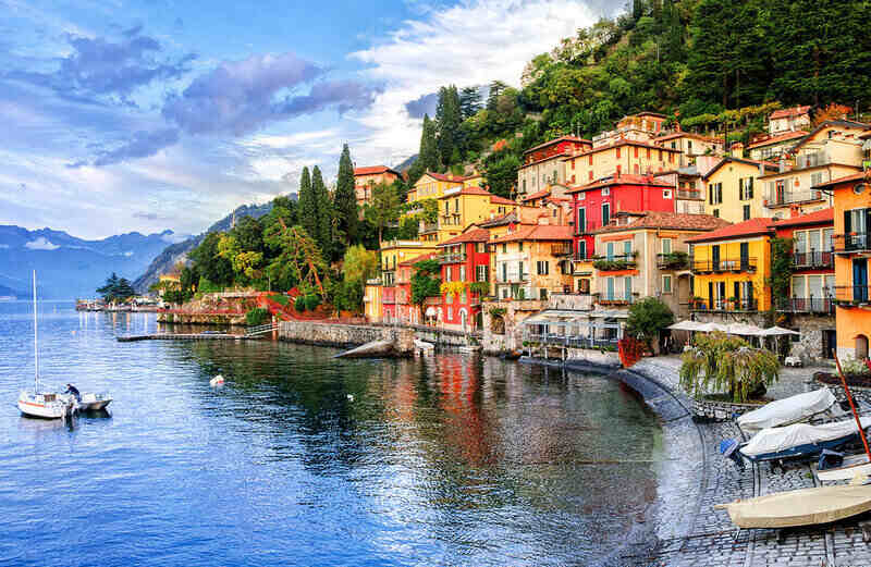 Lugano es una hermosa ciudad en las orillas del Lago Lugano que separa a Suiza de Italia.  