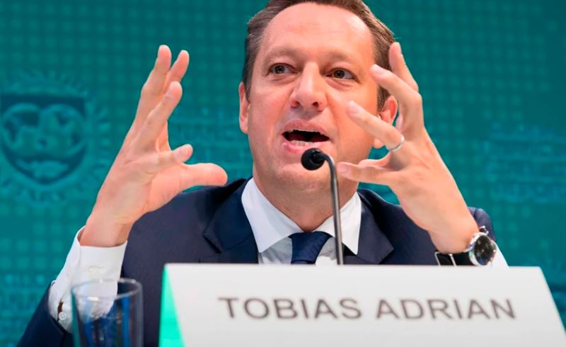 Tobias Adrian propone un estándar global para regulaciones a las criptomonedas.