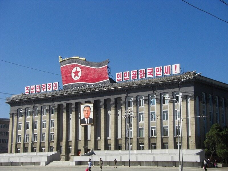 Edificio de Gobierno en la plaza Kim Il-sung, en Pyongyang, Corea del Norte.