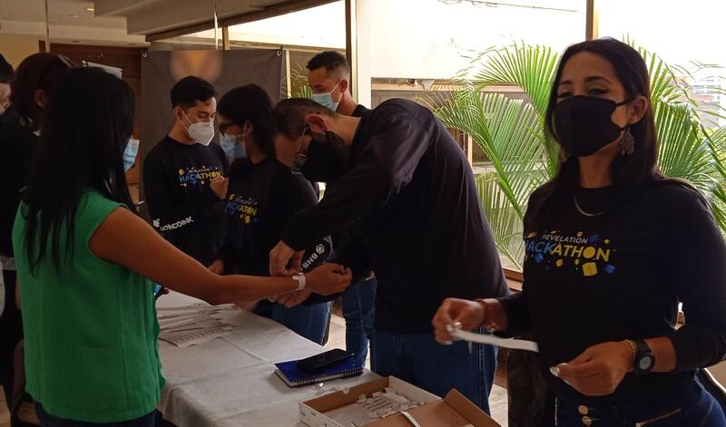 Recibimiento de los asistentes al Revelation Hackathon. / Mundo Criptomonedas Foto del Revelation Hackathon en el Hotel Tamanaco de Caracas.