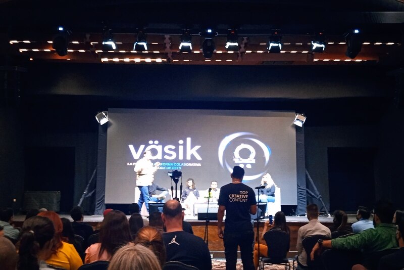 Enrique Arrieche durante la presentación de Väsik.