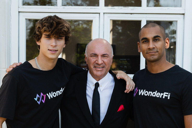 Josh Richards y Kevin O'Leary junto al CEO de WonderFi, Ben Samaroo.