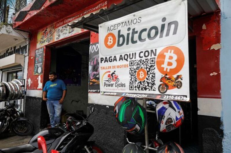 Los comercios en El Salvador han ido adoptando paulatinamente el uso de Bitcoin.