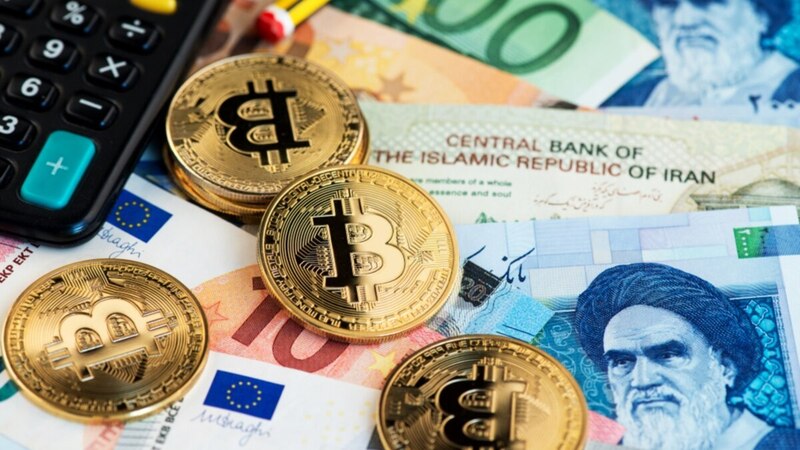 Imagen referencial con representaciones de Bitcoin y billetes iraníes.
