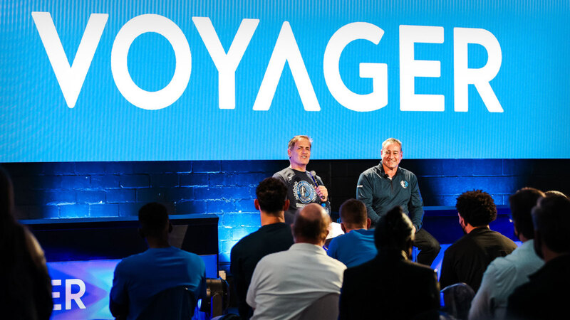 Mark Cuban y Stephen Ehrlich durante un evento promocional de Voyager Digital.