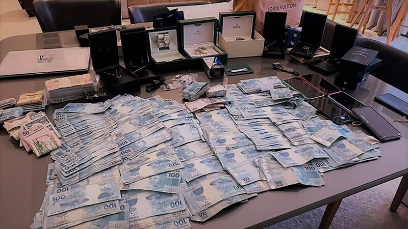 Los agentes incautaron una cuantiosa suma de dinero y algunos bienes de lujo en los allanamientos.