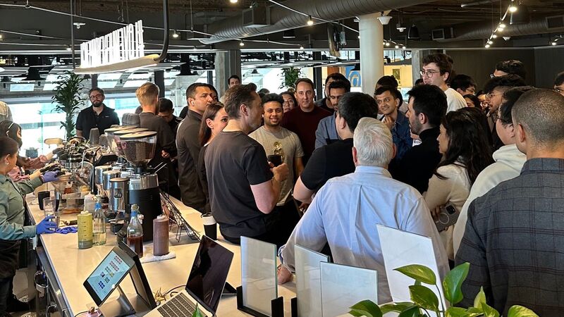 El multimillonario se reunió con algunos empleados de Twitter.