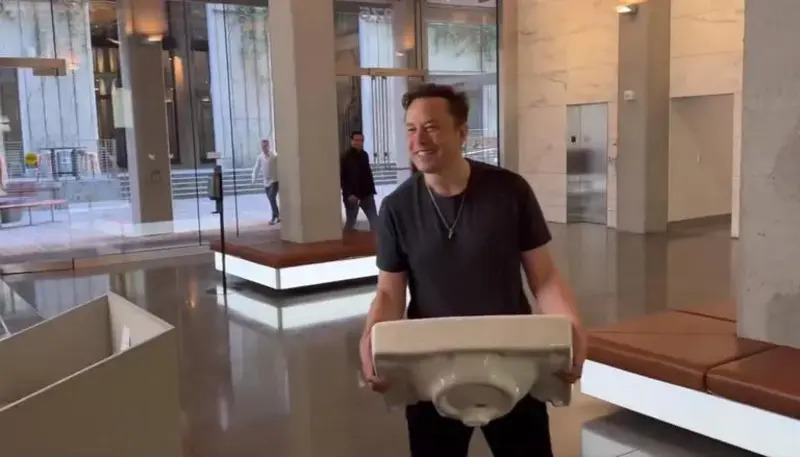 Elon Musk entrando en las instalaciones de Twitter antes de formalizarse la adquisición.