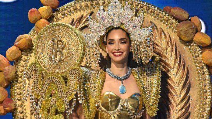 La candidata al Miss Universo de El Salvador ataviada con un disfraz alusivo a Bitcoin.
